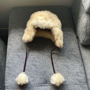 Faux fur GAP winter hat with tassels